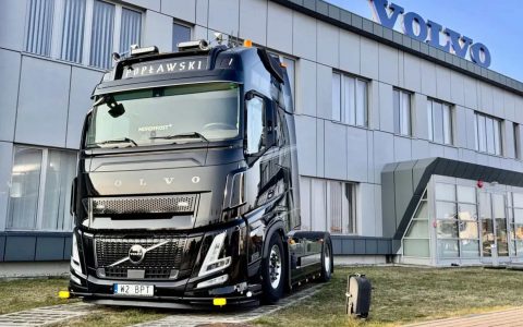 沃尔沃FH Aero：配备传统后视镜和单涡轮发动机，交付波兰Popławski Transport公司
