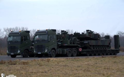 波兰军队接收重型沃尔沃沃尔沃FH 16 6×6牵引车