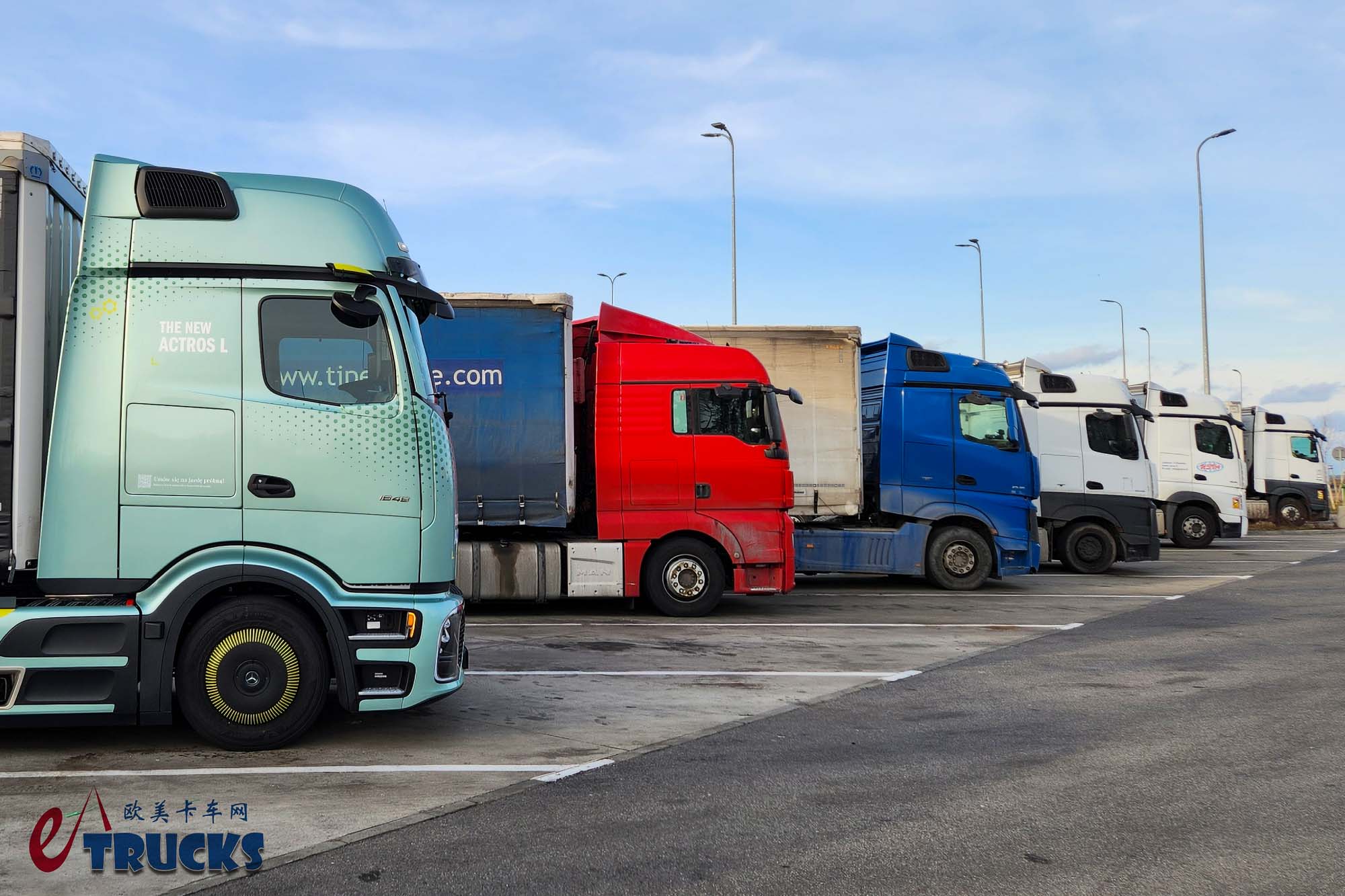 奔驰最强公路旗舰来袭！第二代Actros L量产交付开启，实拍带你看实力几何