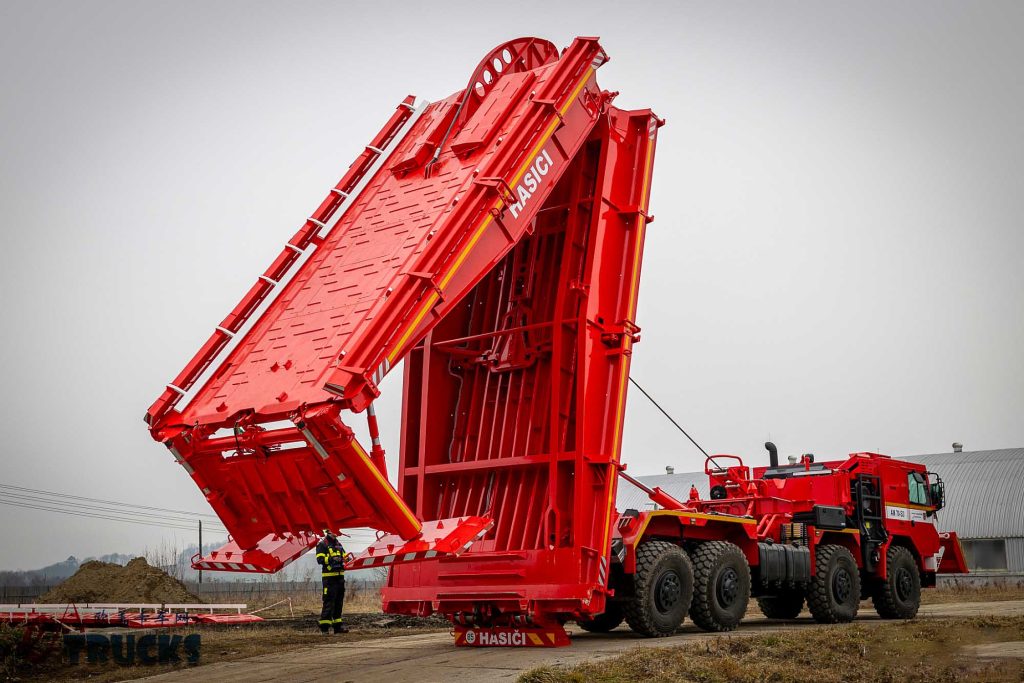 风冷V8柴油机+强悍越野性能，灾难开路急先锋！太脱拉Force 8x8架桥车了解一下