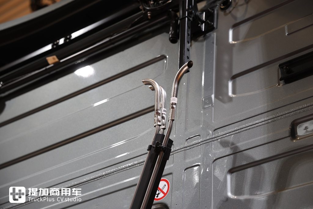 沃尔沃也有”奶瓶“车，实拍带你看看，它和国产奶瓶车到底有何不同