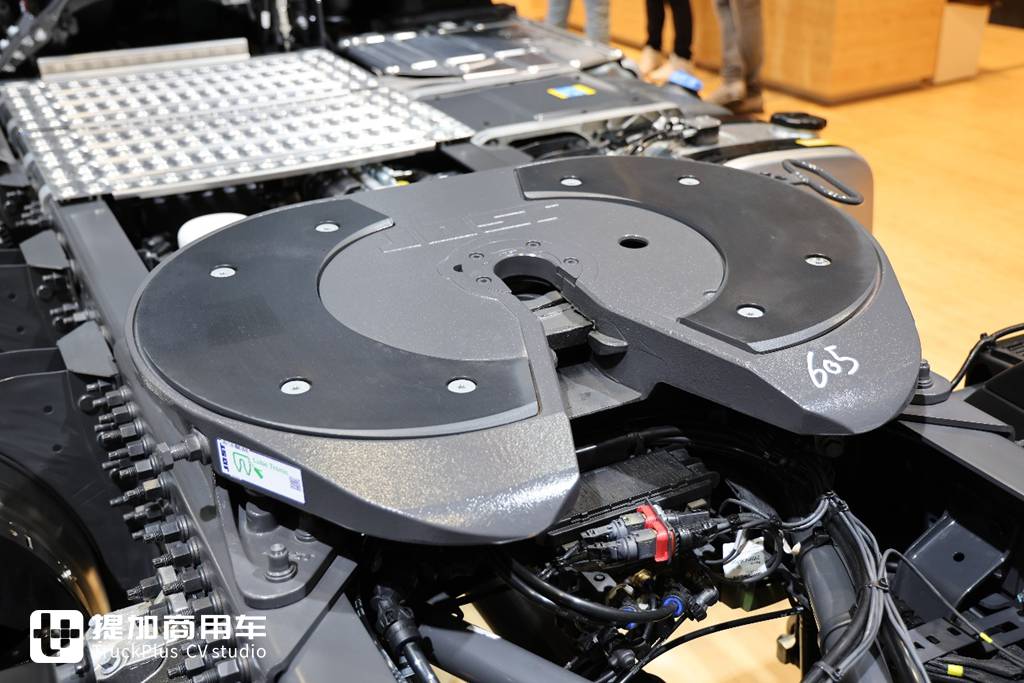 沃尔沃也有”奶瓶“车，实拍带你看看，它和国产奶瓶车到底有何不同