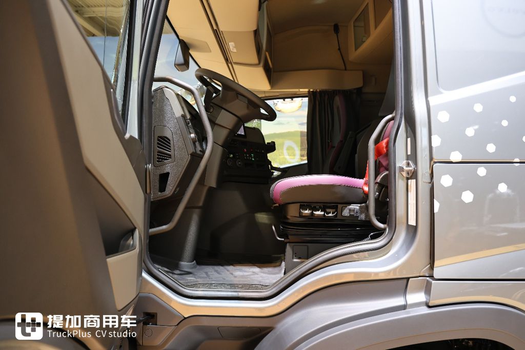 沃尔沃也有”奶瓶“车，实拍带你看看，它和国产奶瓶车到底有何不同