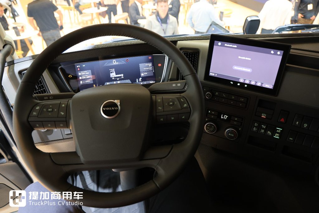 沃尔沃也有”奶瓶“车，实拍带你看看，它和国产奶瓶车到底有何不同
