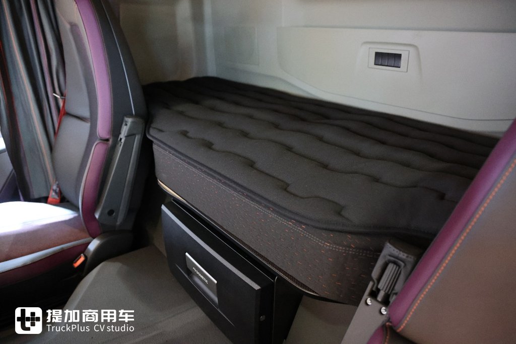 沃尔沃也有”奶瓶“车，实拍带你看看，它和国产奶瓶车到底有何不同