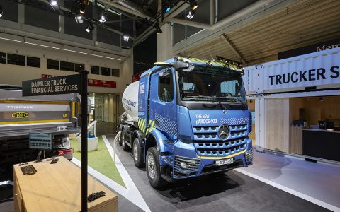 奔驰在bauma 2025展上推出eArocs 400电动工程重卡