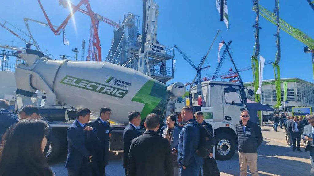 徐工新能源搅拌车亮相德国宝马展Bauma 2025