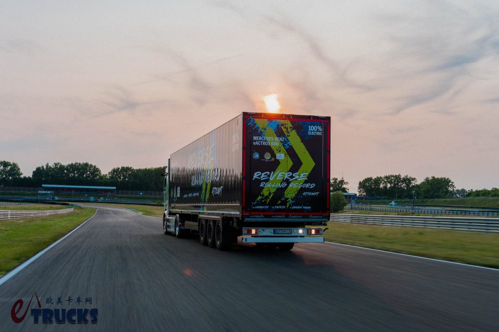 不间断倒车124.7公里！刷新吉尼斯世界纪录，奔驰携eActros 600长途电动重卡挑战极限
