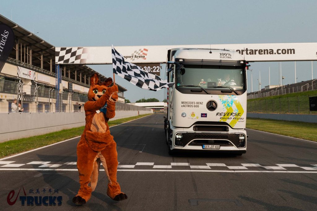 不间断倒车124.7公里！刷新吉尼斯世界纪录，奔驰携eActros 600长途电动重卡挑战极限