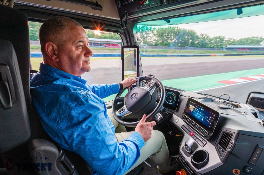 不间断倒车124.7公里！刷新吉尼斯世界纪录，奔驰携eActros 600长途电动重卡挑战极限