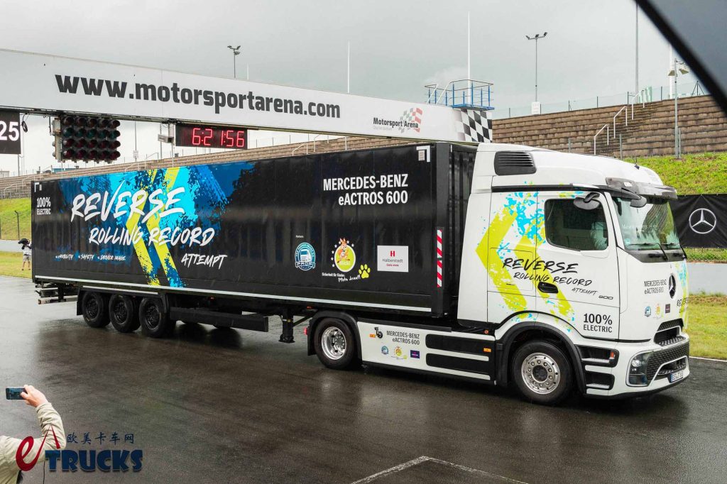 不间断倒车124.7公里！刷新吉尼斯世界纪录，奔驰携eActros 600长途电动重卡挑战极限