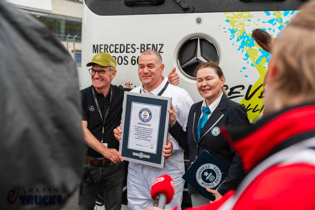 不间断倒车124.7公里！刷新吉尼斯世界纪录，奔驰携eActros 600长途电动重卡挑战极限