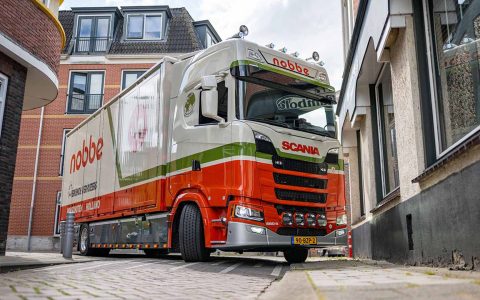 660匹V8发动机的4x2载货车？荷兰特殊搬家车出炉