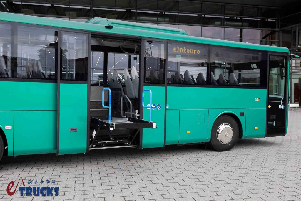2025Busworld客车展｜旗舰电动重卡同源技术！奔驰eIntouro纯电动城际客车来袭，实力几何？