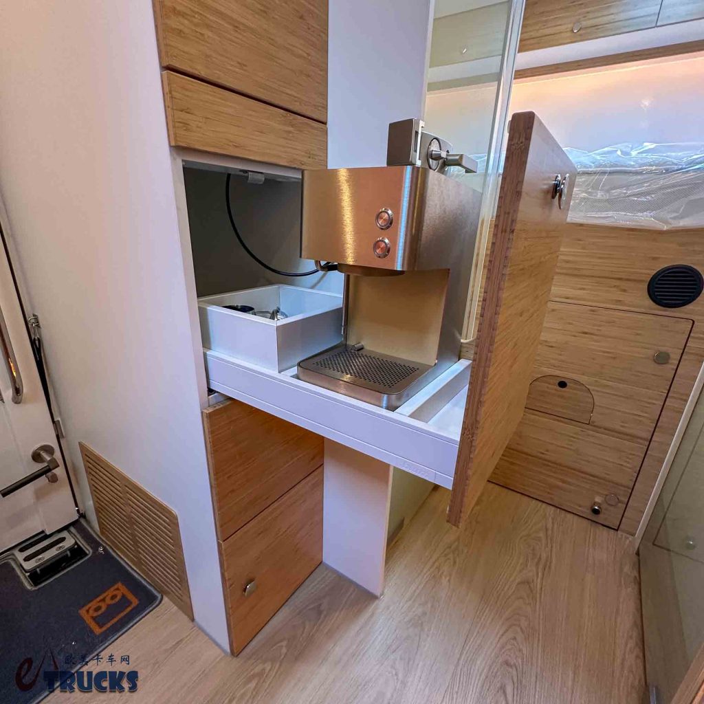 这才是男人的大玩具！曼恩HX军用卡车底盘打造，Bliss Mobil越野房车实拍