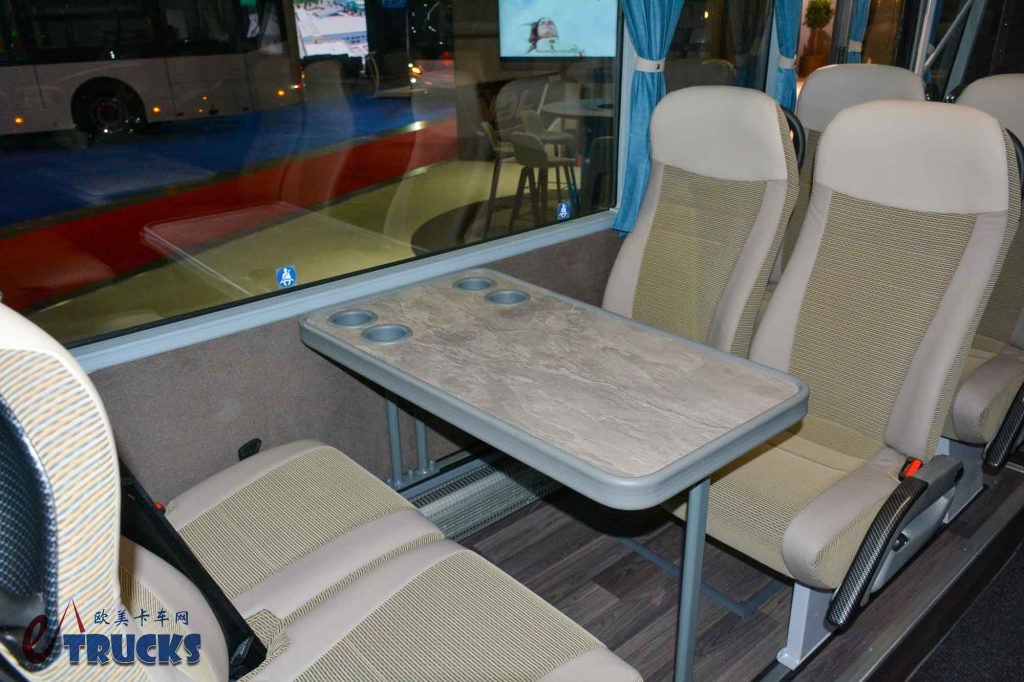 2025Busworld客车展｜范胡尔巴士听说过没？小众品牌的顶级旗舰，Van Hool Astromega双层巴士实拍