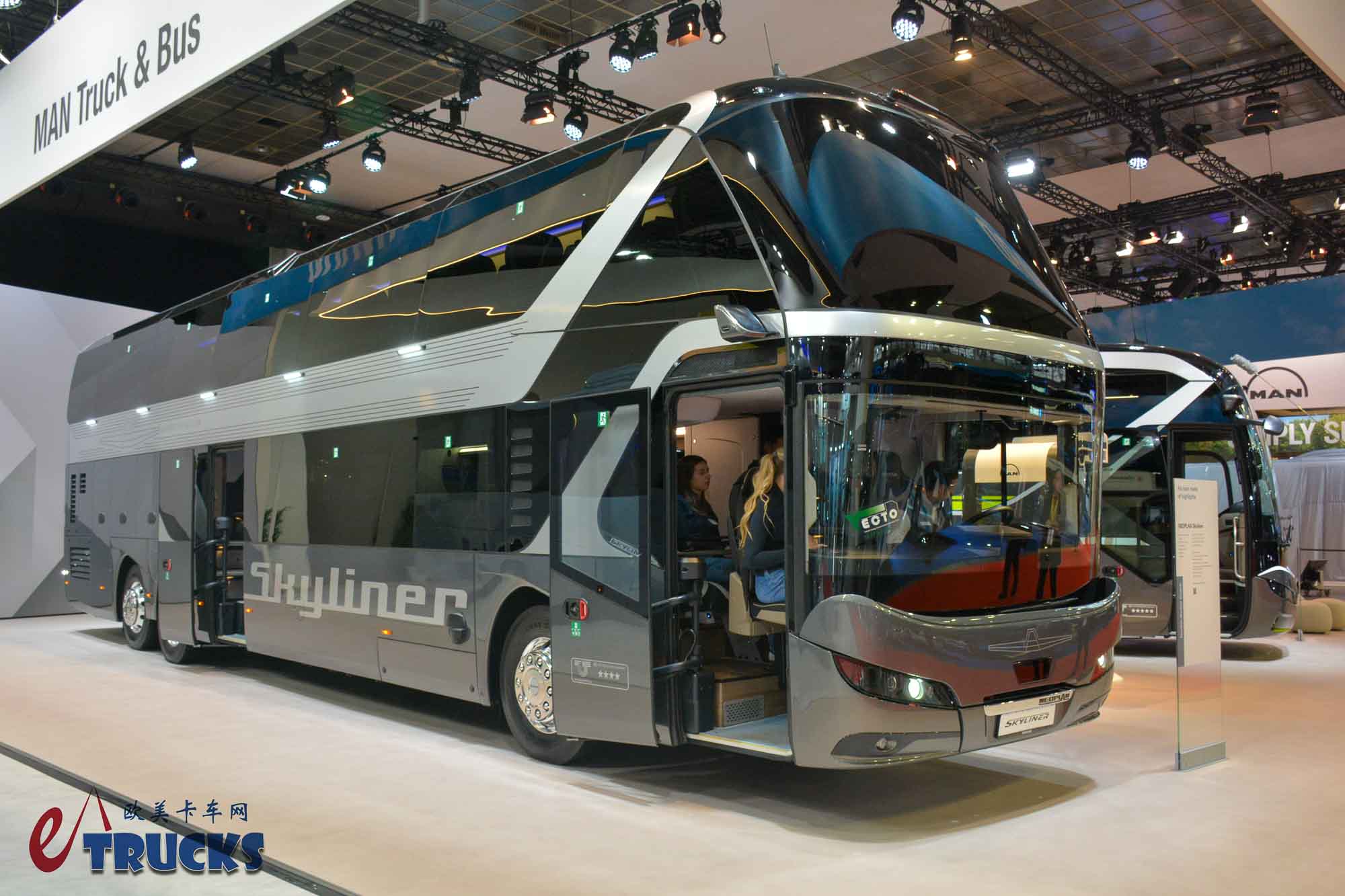2025Busworld客车展｜尼奥普兰巅峰之作，全球限量30台！Auwärter版Skyliner双层豪华巴士来袭，都有哪些不一样？