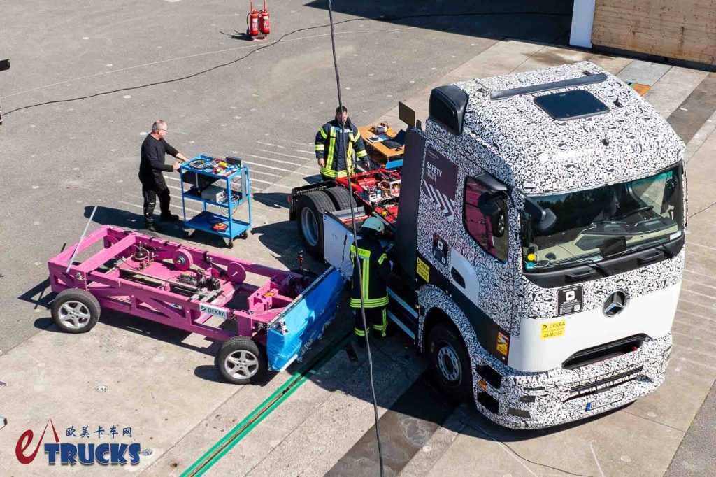 模拟车直撞电池！奔驰eActros 600电动重卡接受碰撞测试，结果如何意义何在？