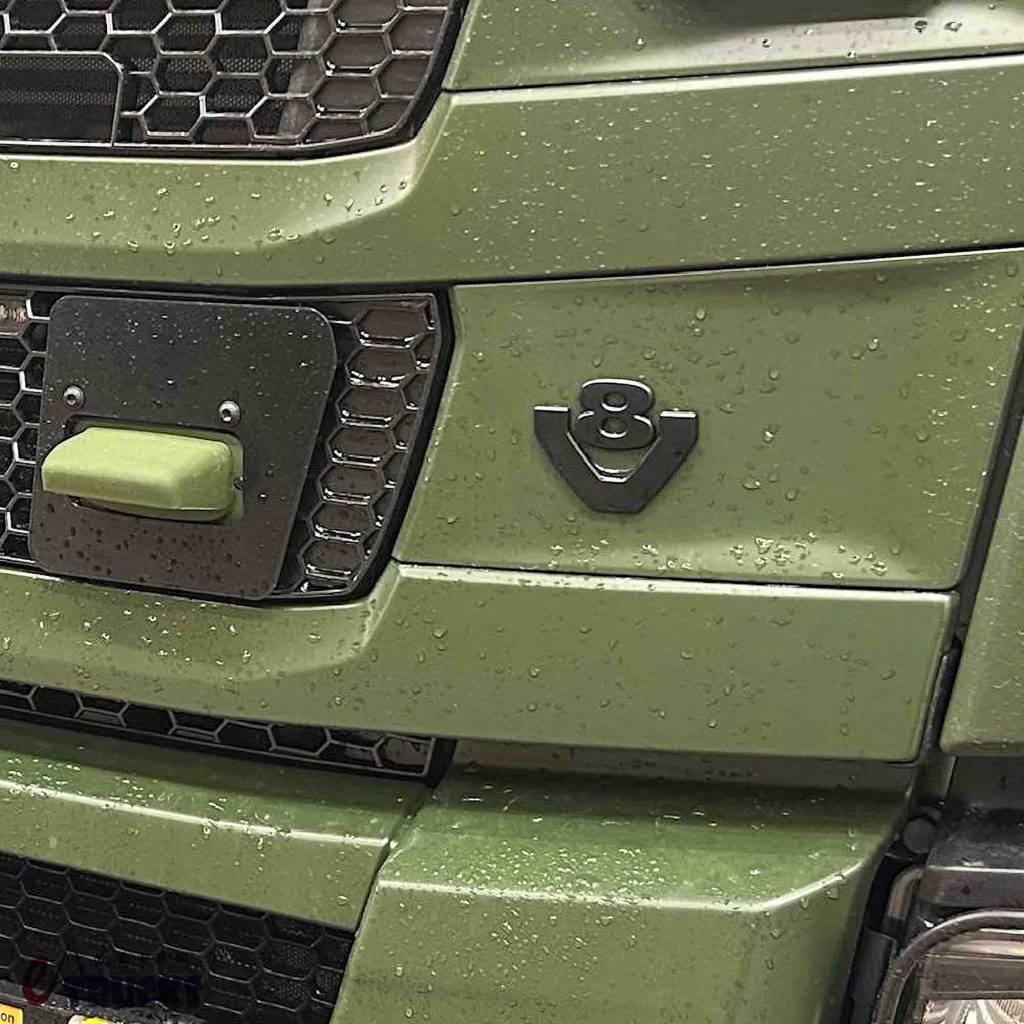 双排座驾驶室+V8发动机，专为牵引坦克而生！这台斯堪尼亚R 620牵引车太强悍了！