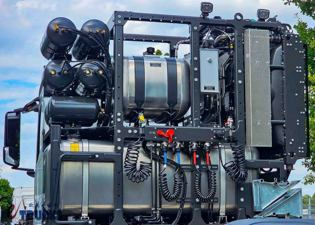 能牵引500吨！定制驾驶室+大件包规格，这台奔驰Arocs大件车不一般