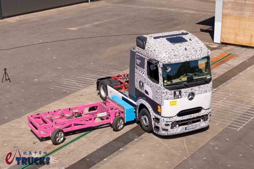 模拟车直撞电池！奔驰eActros 600电动重卡接受碰撞测试，结果如何意义何在？