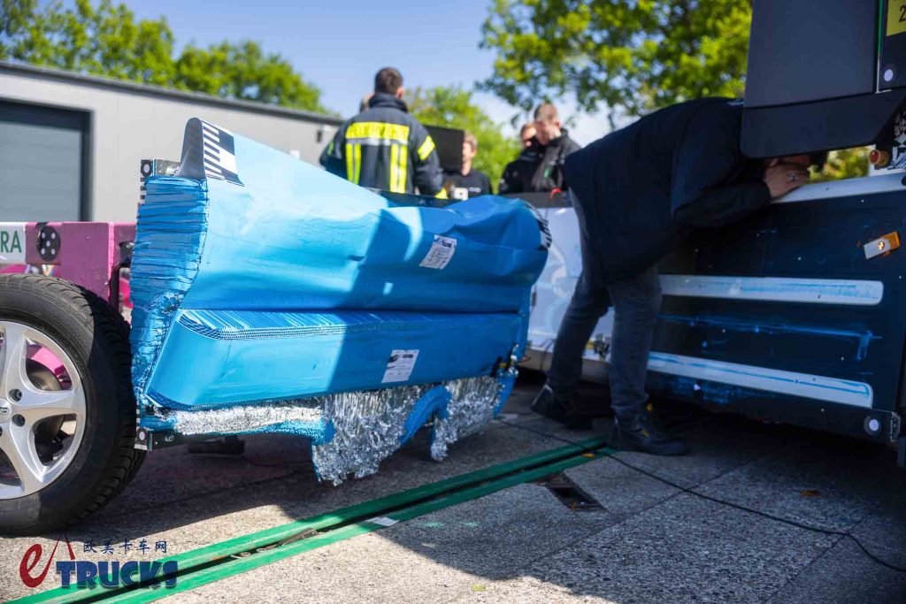 模拟车直撞电池！奔驰eActros 600电动重卡接受碰撞测试，结果如何意义何在？