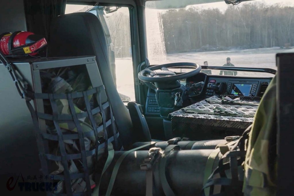 双排座驾驶室+V8发动机，专为牵引坦克而生！这台斯堪尼亚R 620牵引车太强悍了！