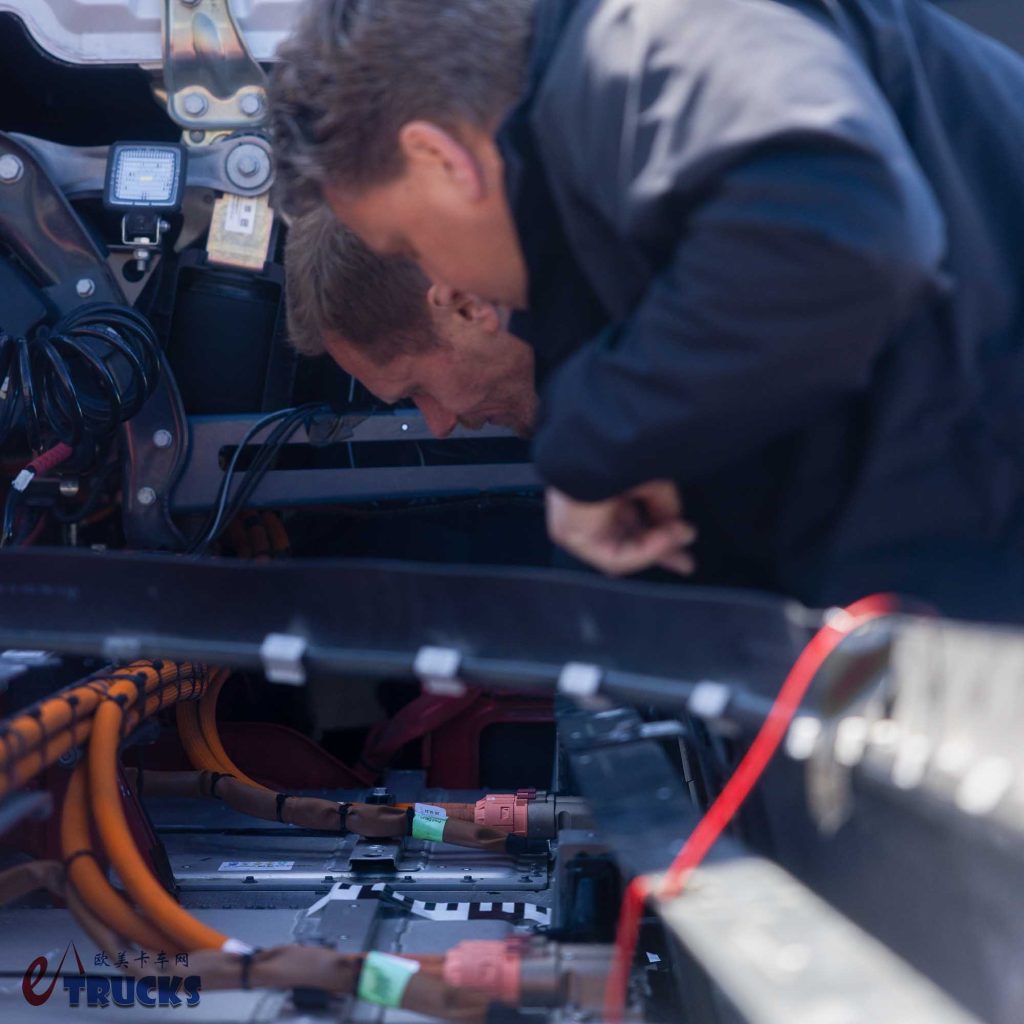 模拟车直撞电池！奔驰eActros 600电动重卡接受碰撞测试，结果如何意义何在？