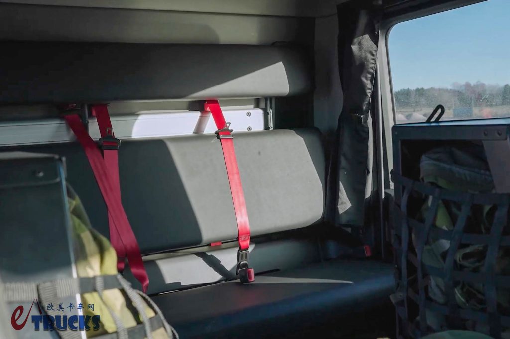 双排座驾驶室+V8发动机，专为牵引坦克而生！这台斯堪尼亚R 620牵引车太强悍了！