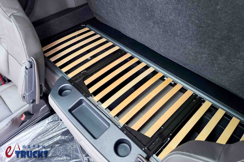 斯堪尼亚也玩生活舱？加大驾驶室+微波炉，还有咖啡机！这台500 S牵引车不一般