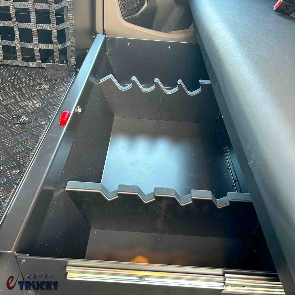 双排座驾驶室+V8发动机，专为牵引坦克而生！这台斯堪尼亚R 620牵引车太强悍了！