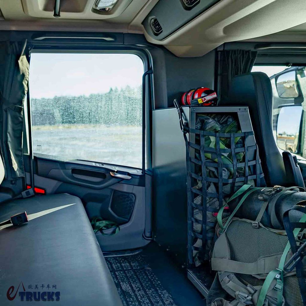 双排座驾驶室+V8发动机，专为牵引坦克而生！这台斯堪尼亚R 620牵引车太强悍了！