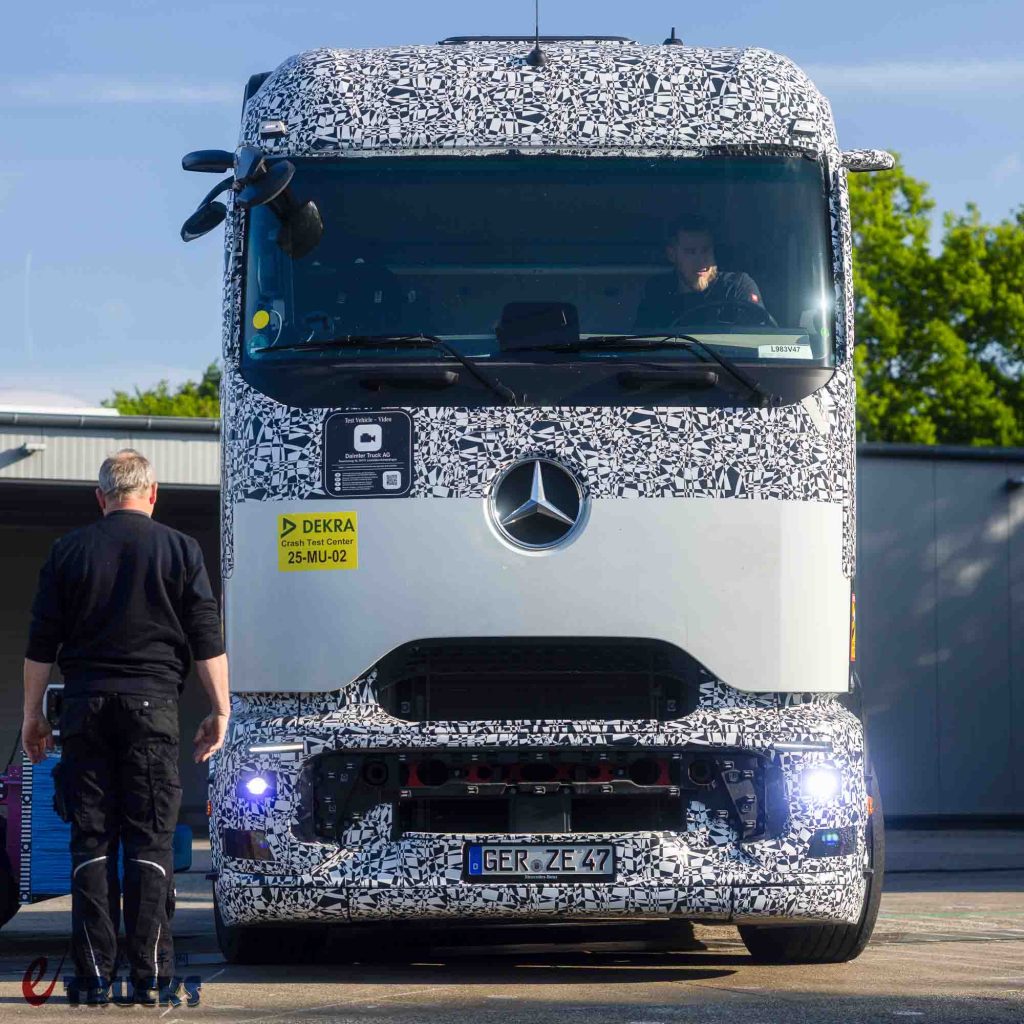 模拟车直撞电池！奔驰eActros 600电动重卡接受碰撞测试，结果如何意义何在？