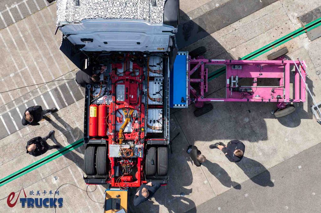 模拟车直撞电池！奔驰eActros 600电动重卡接受碰撞测试，结果如何意义何在？