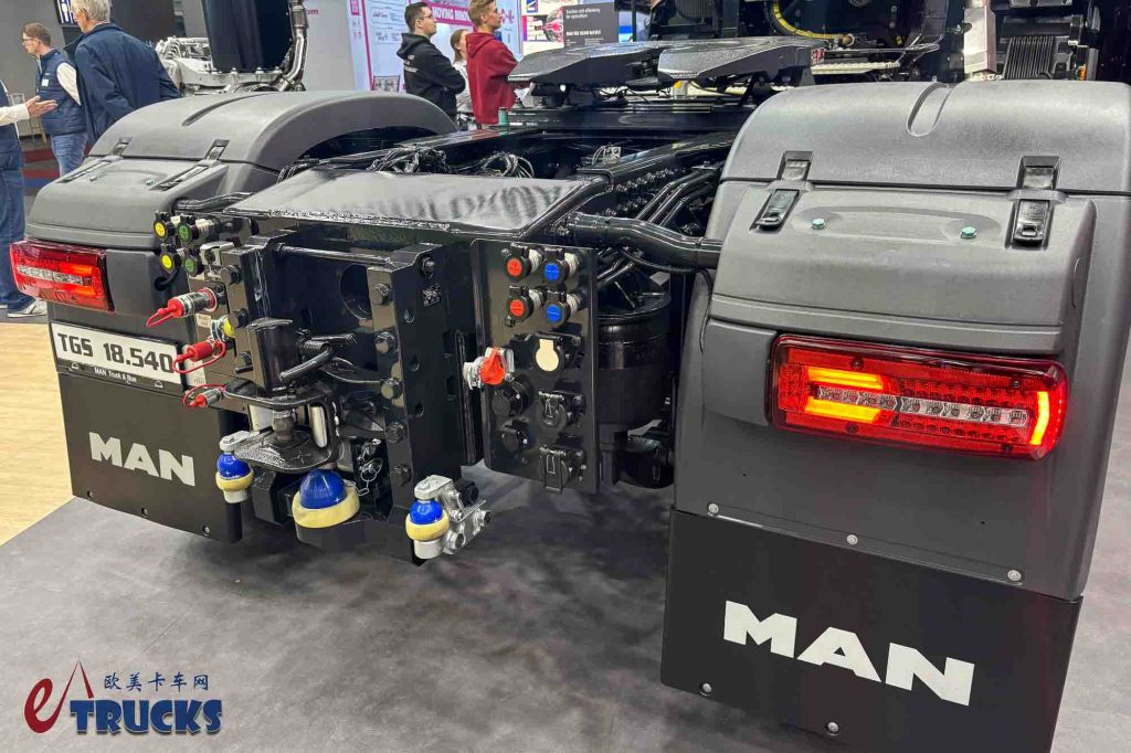 宽胎+四驱，牵引车爆改农用拖拉机？带您看曼恩、太脱拉的农业解决方案！