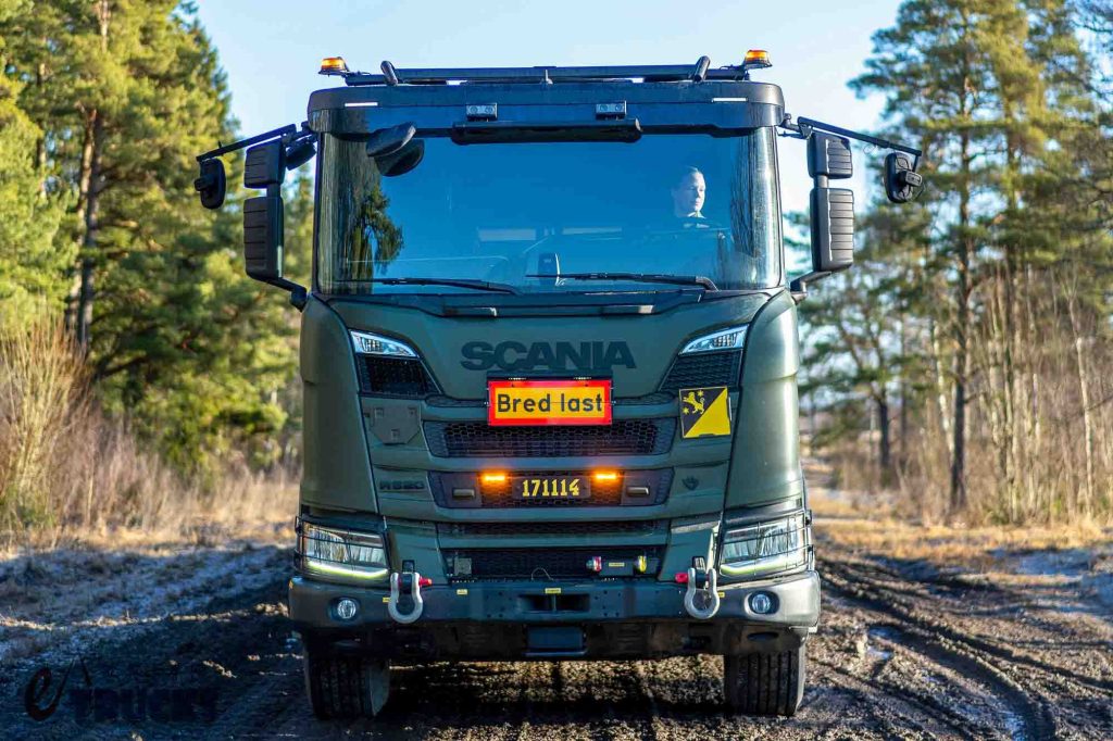 双排座驾驶室+V8发动机，专为牵引坦克而生！这台斯堪尼亚R 620牵引车太强悍了！