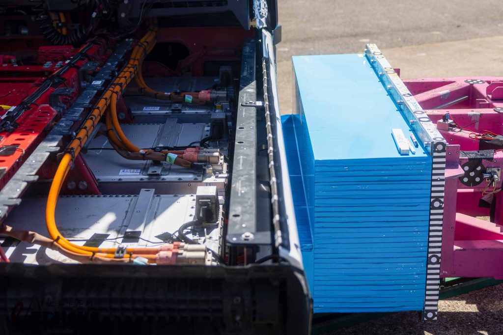 模拟车直撞电池！奔驰eActros 600电动重卡接受碰撞测试，结果如何意义何在？