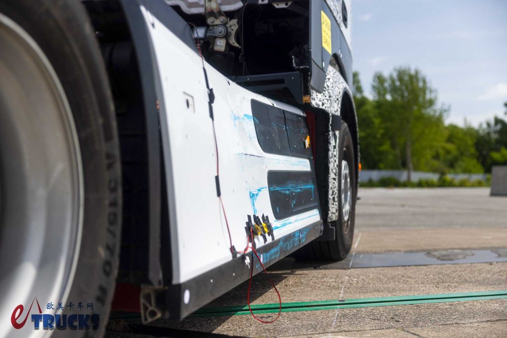 模拟车直撞电池！奔驰eActros 600电动重卡接受碰撞测试，结果如何意义何在？