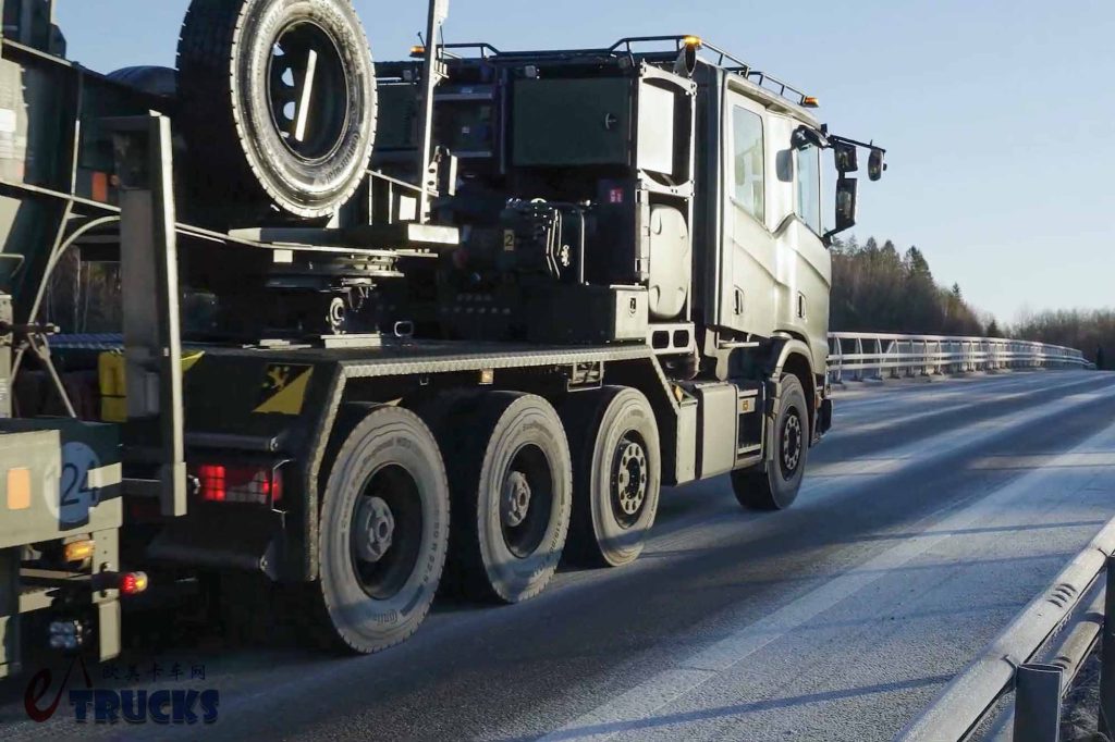 双排座驾驶室+V8发动机，专为牵引坦克而生！这台斯堪尼亚R 620牵引车太强悍了！