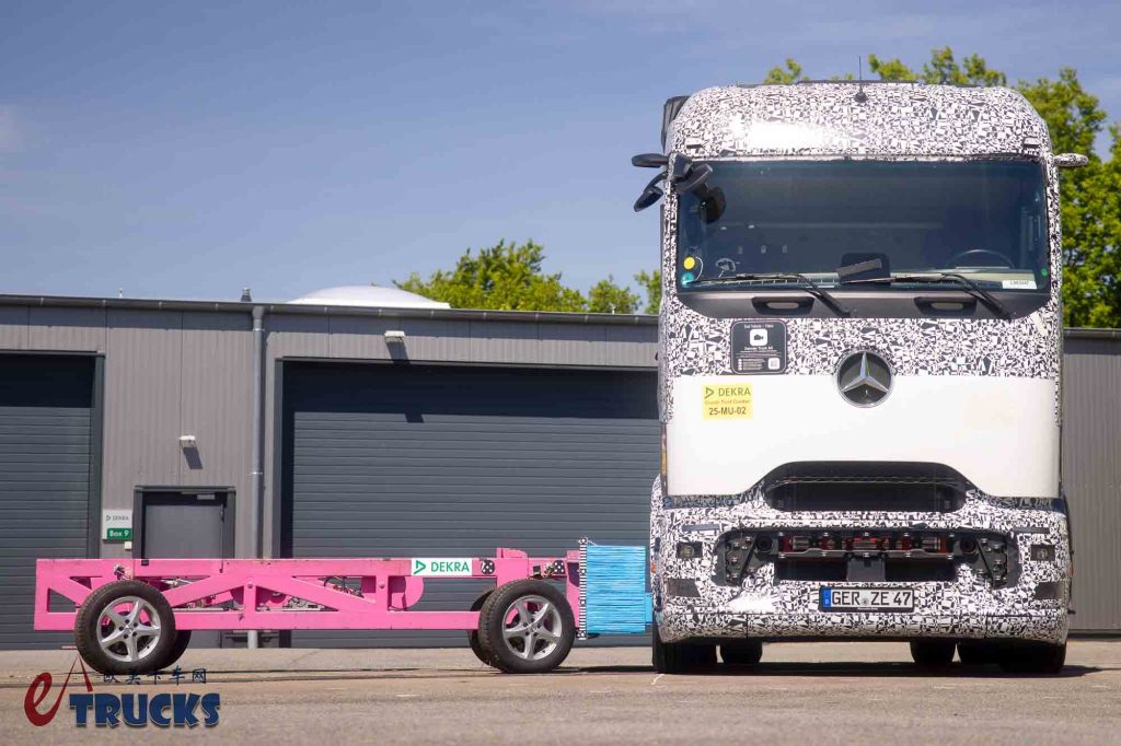 模拟车直撞电池！奔驰eActros 600电动重卡接受碰撞测试，结果如何意义何在？