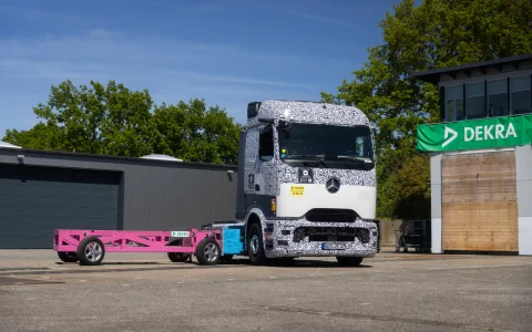 奔驰eActros 600长途电动重卡接受电池碰撞测试