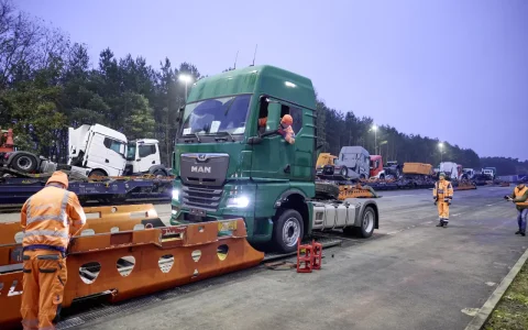 超11000辆！曼恩用火车运输新造卡车
