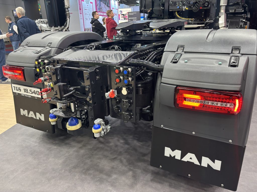 黑武士爆改！曼恩推出TGS 18.540 4x4农业卡车