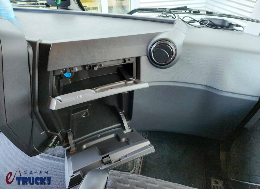 孤傲的二线欧卡？法国设计真有特色！实拍雷诺T-High Smart Racer旗舰牵引车