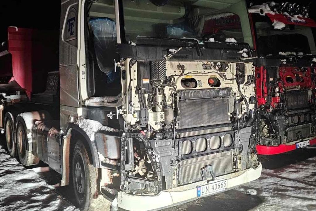 大意失前脸！沃尔沃FH16停车期间被拆空