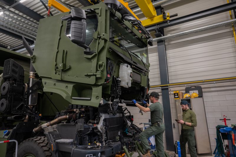 荷兰国防部大订单！293台斯堪尼亚Gryphus军卡改装防弹驾驶室