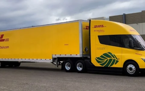 DHL接收首辆特斯拉Semi电动卡车