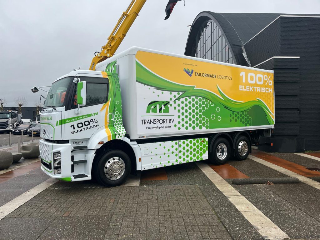 欧洲首台福特F-Line E纯电动卡车交付客户