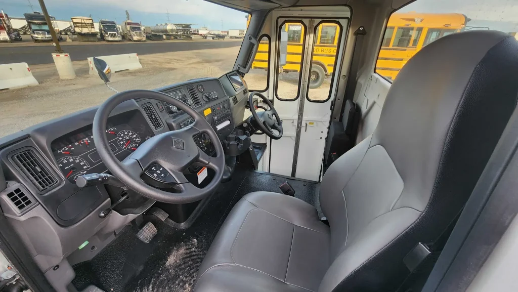 站着开的双方向盘卡车？万国MV了解一下