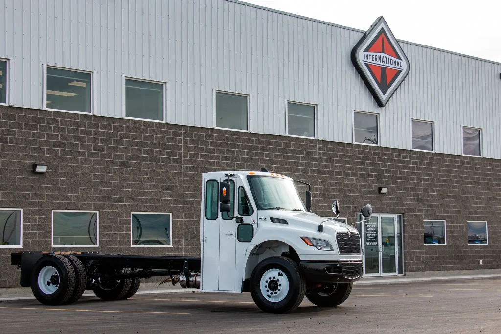 站着开的双方向盘卡车？万国MV了解一下